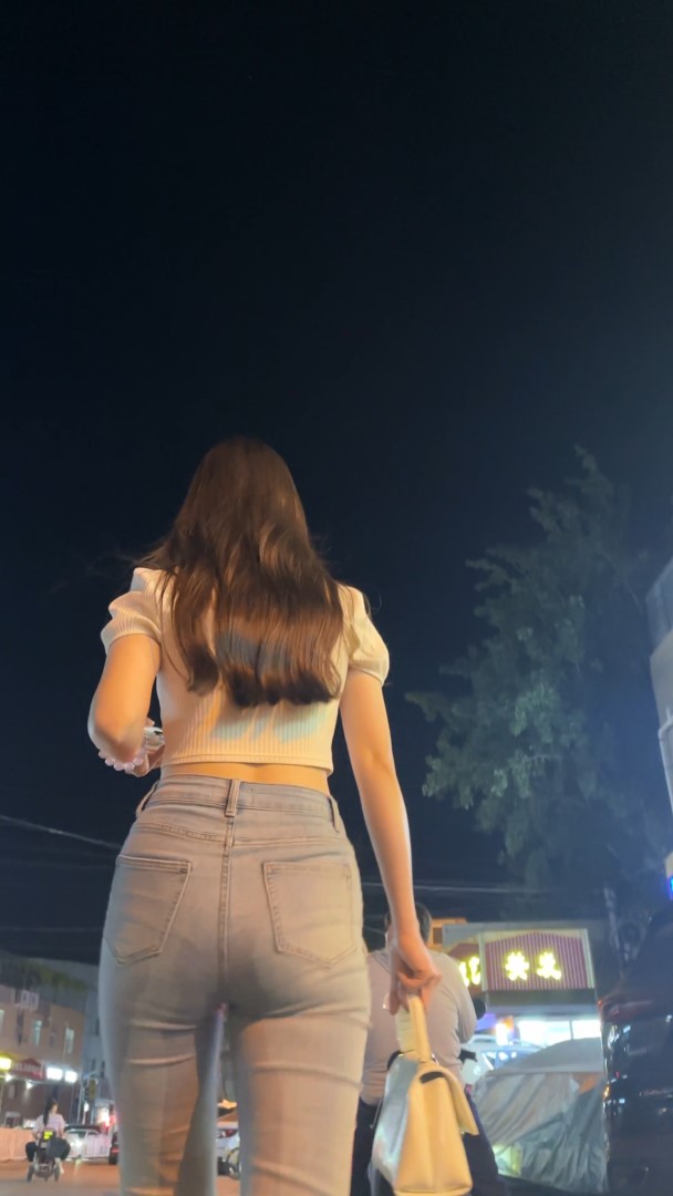 夜晚偶巨臀浅蓝色牛仔裤走的急【MP4/2.03G】