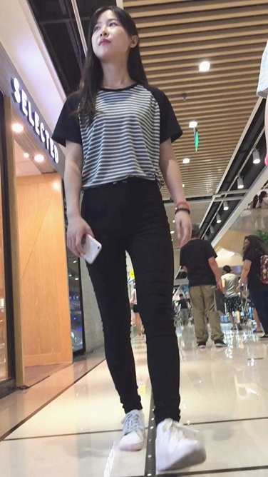 靓丽美少女黑色打底裤前三角区特写