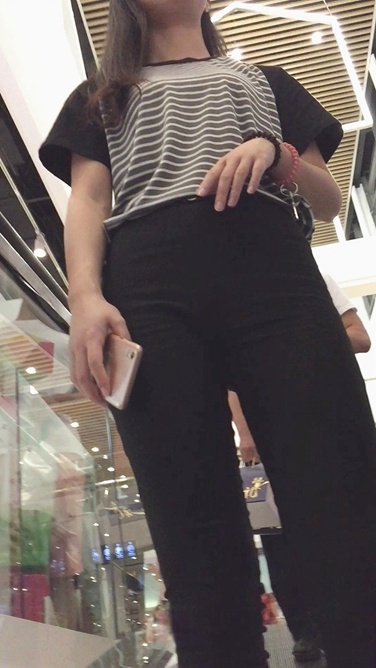 靓丽美少女黑色打底裤前三角区特写