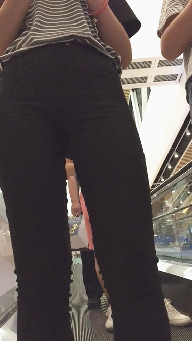 靓丽美少女黑色打底裤前三角区特写