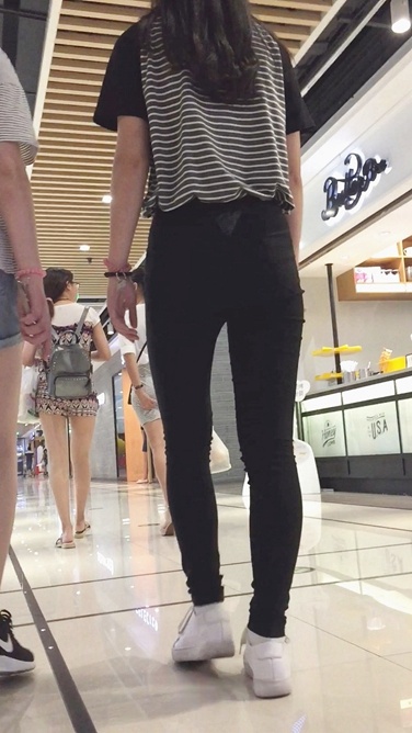 靓丽美少女黑色打底裤前三角区特写