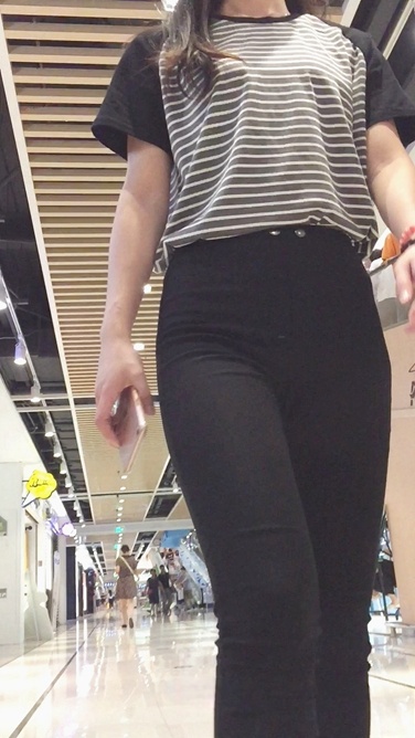 靓丽美少女黑色打底裤前三角区特写