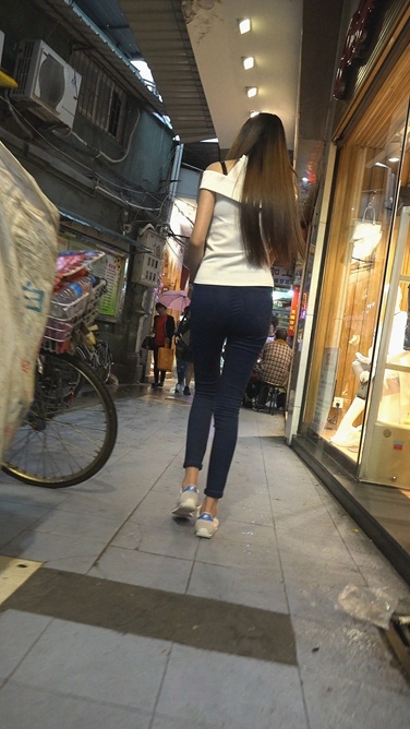 极品蓝色紧身裤圆臀美少女[476M]