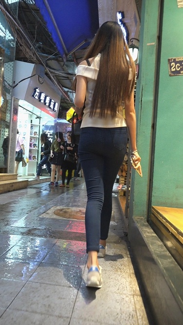 极品蓝色紧身裤圆臀美少女[476M]