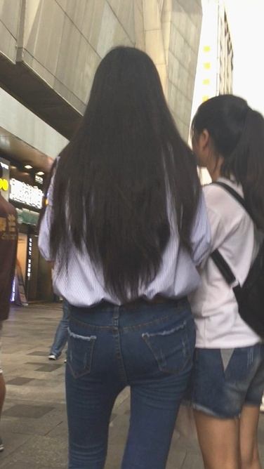 [泉眼大师] 牛仔裤翘臀美女排队买小吃[1G]