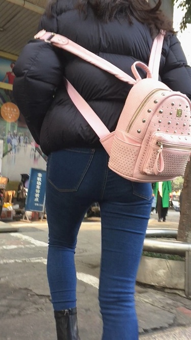 街拍蓝牛包臀大美女[615M]