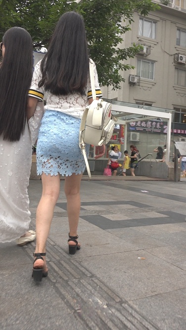 [泉眼大师] 极品蕾丝包臀裙美女上楼梯[1.57G]