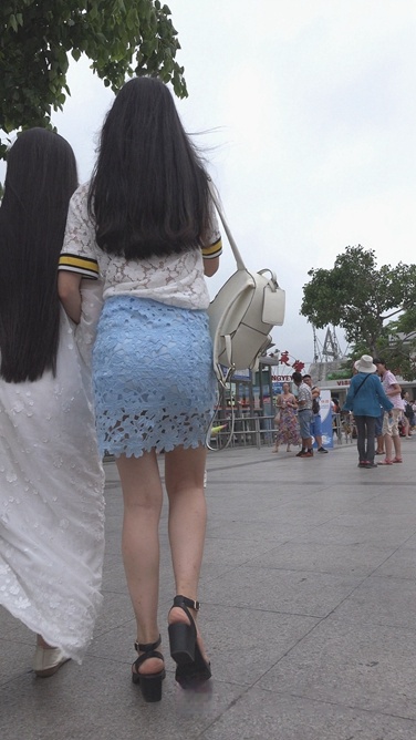[泉眼大师] 极品蕾丝包臀裙美女上楼梯[1.57G]