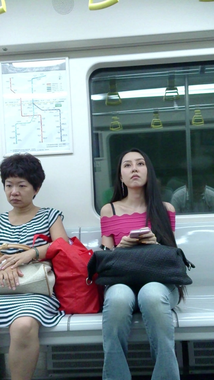 夜晚地铁坐我对面的长发红衣翘臀美女[215M/MP4]