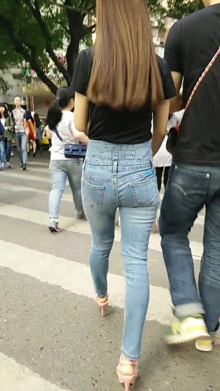 情侣细腰巨臀浅蓝牛女友诱惑扭动[182M/MP4]