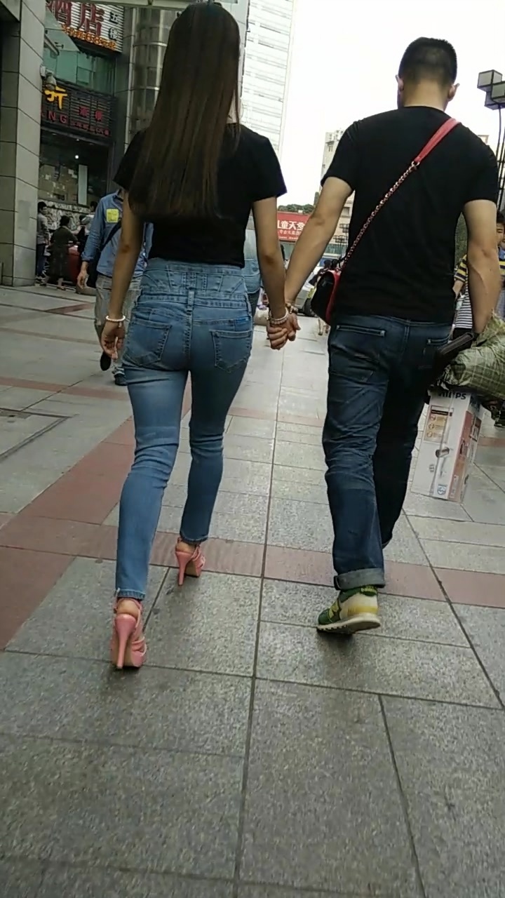 情侣细腰巨臀浅蓝牛女友诱惑扭动[182M/MP4]
