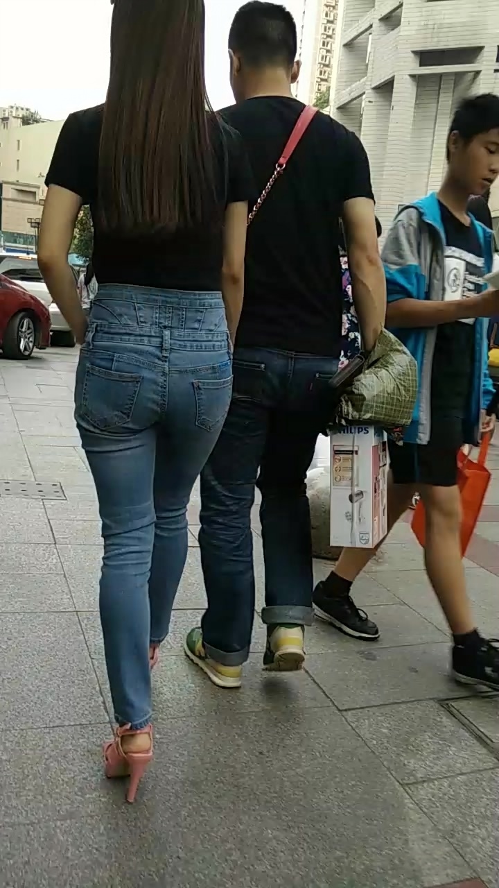 情侣细腰巨臀浅蓝牛女友诱惑扭动[182M/MP4]