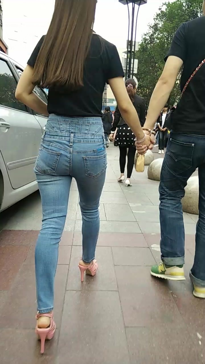 情侣细腰巨臀浅蓝牛女友诱惑扭动[182M/MP4]