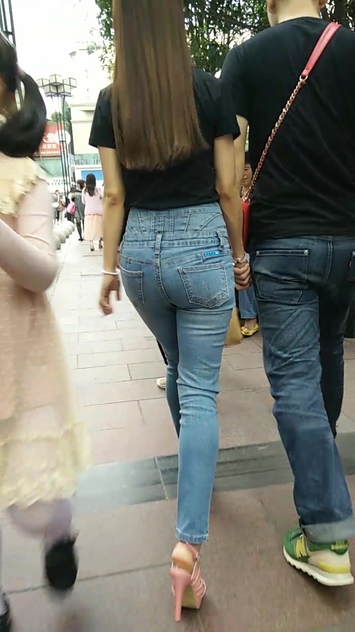 情侣细腰巨臀浅蓝牛女友诱惑扭动[182M/MP4]