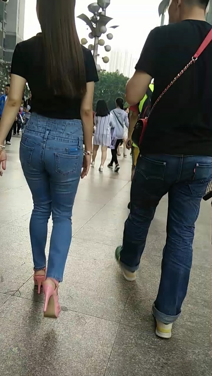 情侣细腰巨臀浅蓝牛女友诱惑扭动[182M/MP4]