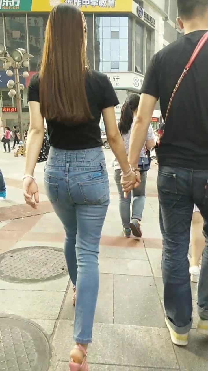 情侣细腰巨臀浅蓝牛女友诱惑扭动[182M/MP4]