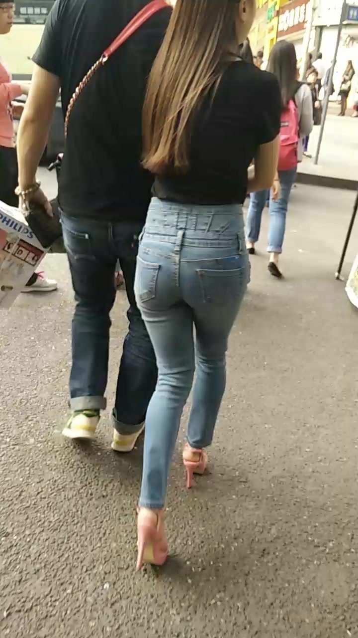 情侣细腰巨臀浅蓝牛女友诱惑扭动[182M/MP4]