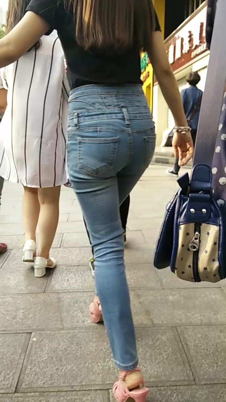 情侣细腰巨臀浅蓝牛女友诱惑扭动[182M/MP4]