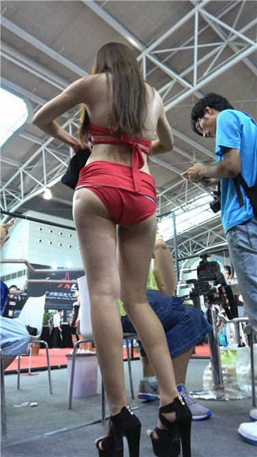 车展红色比基尼美女[MP4/4G]