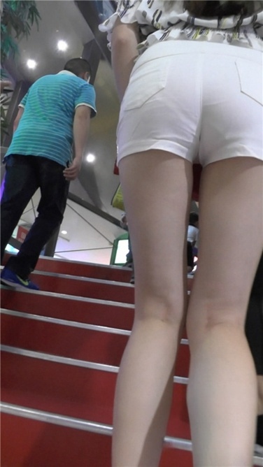 高挑白色热裤长发美女[MP4/1GB]