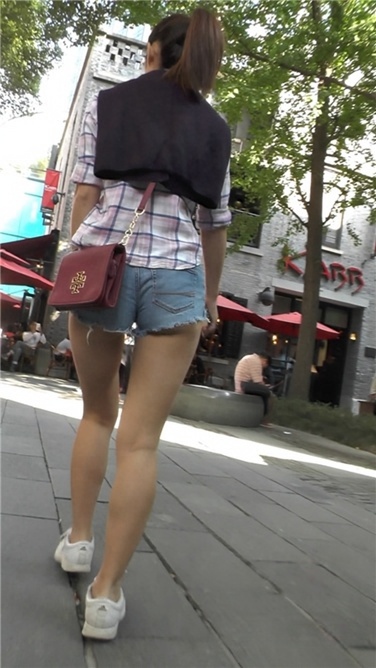 【幽明作品】超短牛仔热裤美女,月牙都路出来了[MP4/472MB]