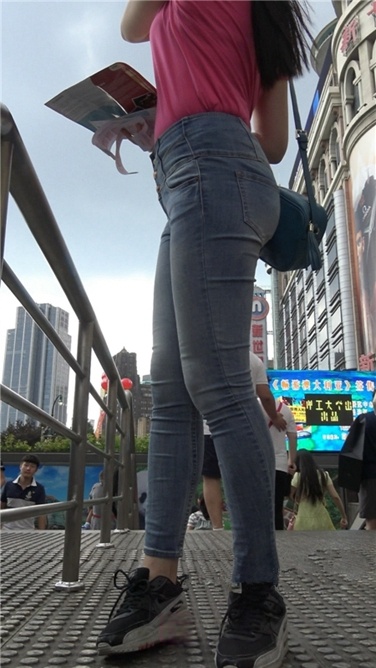 4K超清！超极品！高挑紧牛大丰屯鸭舌帽美女[MP4/2GB]