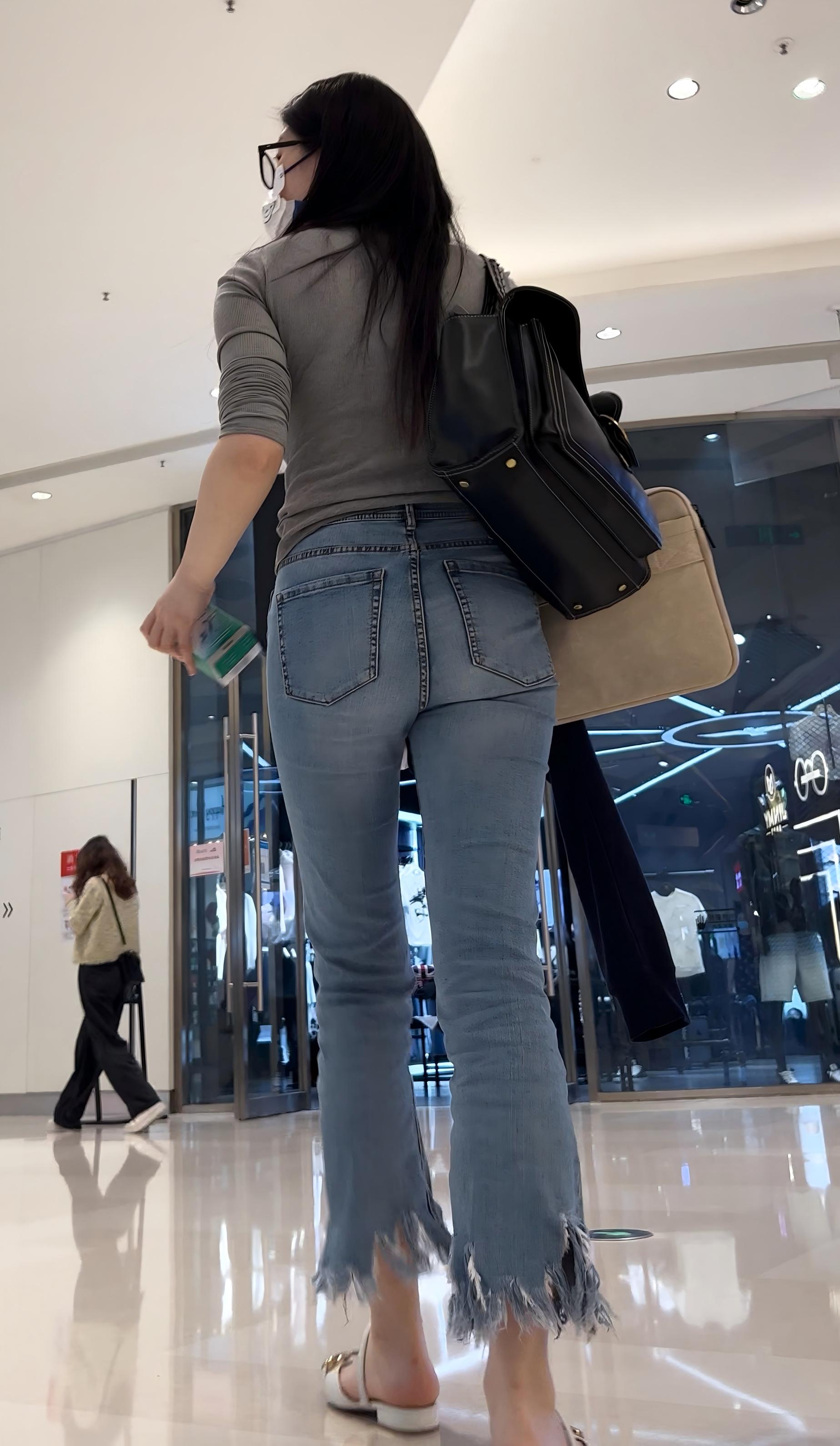 〖精品/牛仔裤〗宽臀紧身牛仔裤翘臀美女
