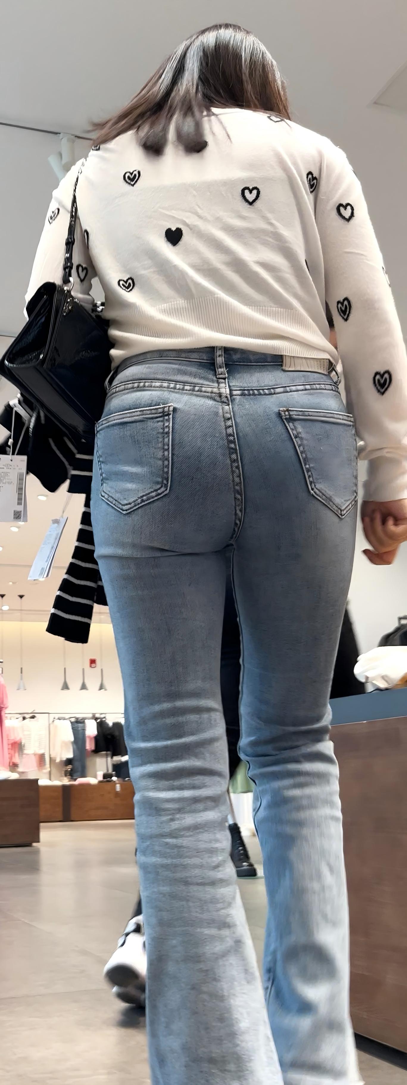 〖精品/牛仔裤〗浅色宽臀牛仔裤少妇逛街翘臀总能吸引别人目光
