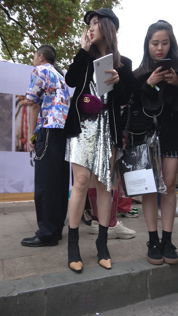 4K-亮色裙装街拍高跟美女等朋友 [1.31G]