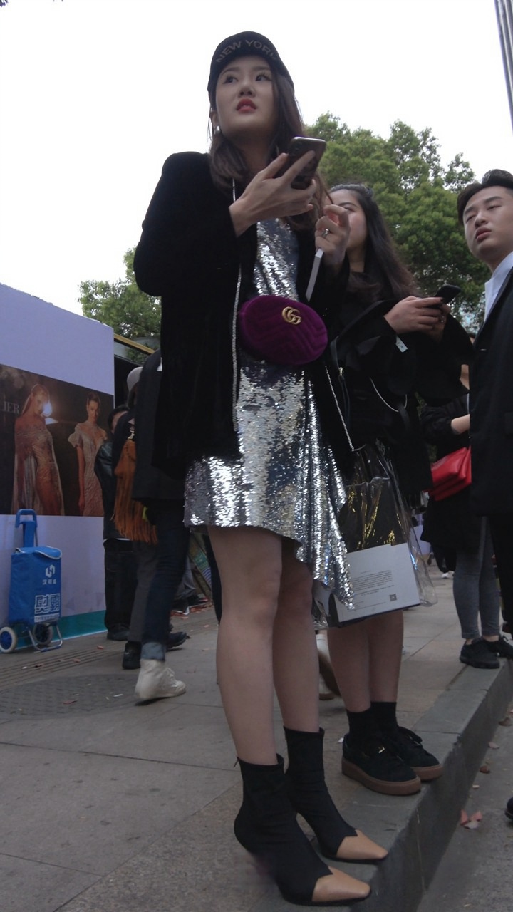 4K-亮色裙装街拍高跟美女等朋友 [1.31G]