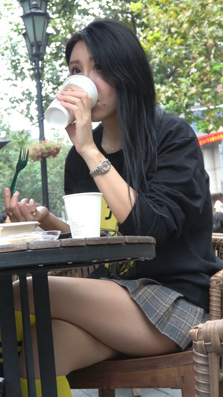 4K-性感超短裙街拍美女吃下午茶 [1.88G]