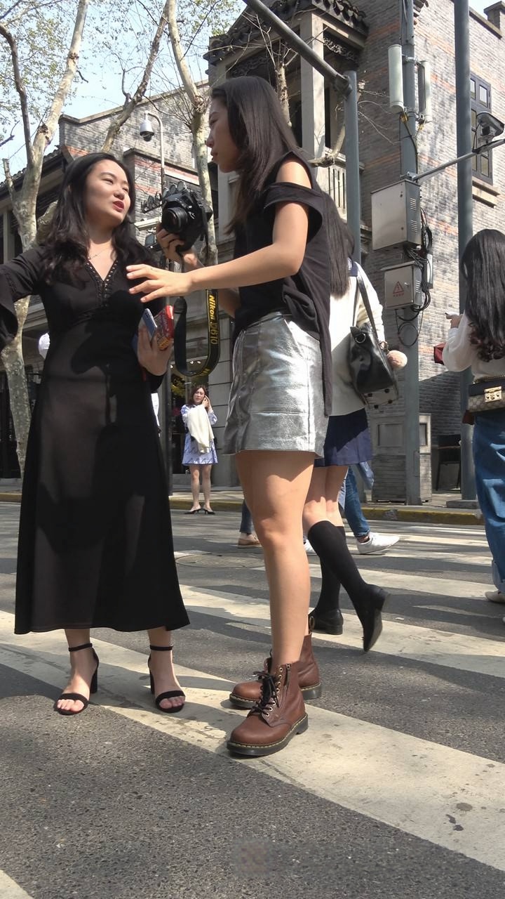 4K-性感皮短裙街拍美女自拍DJ810[1.82G]