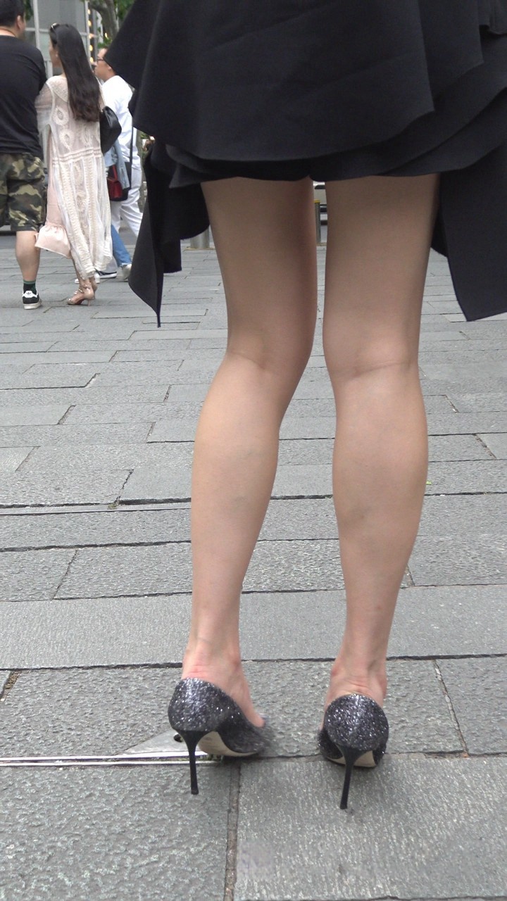 4K-性感黑连衣裙街拍高跟美女 [836M]