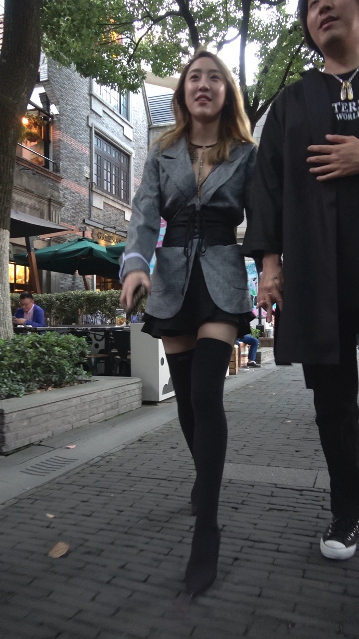 4K-性感黑长袜街拍高跟美女