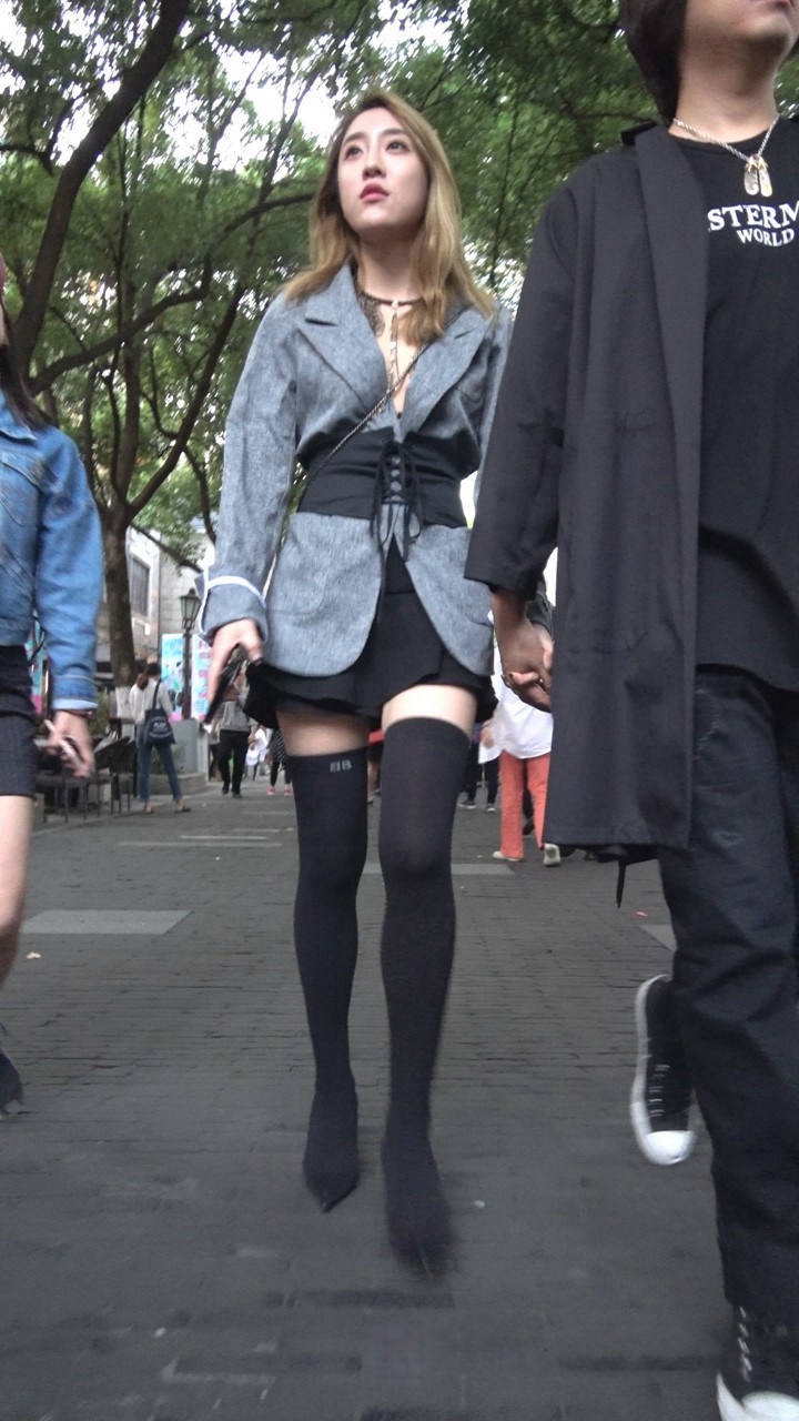 4K-性感黑长袜街拍高跟美女
