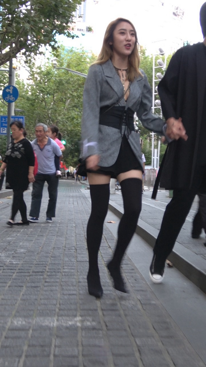 4K-性感黑长袜街拍高跟美女