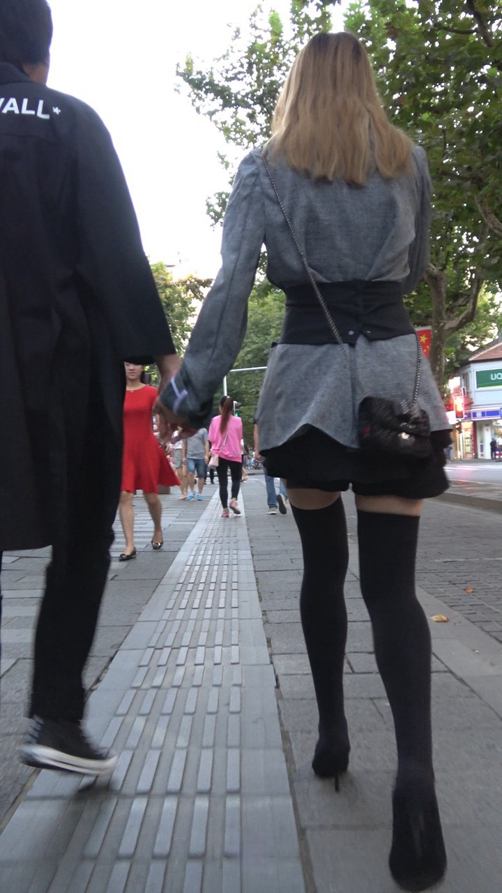 4K-性感黑长袜街拍高跟美女