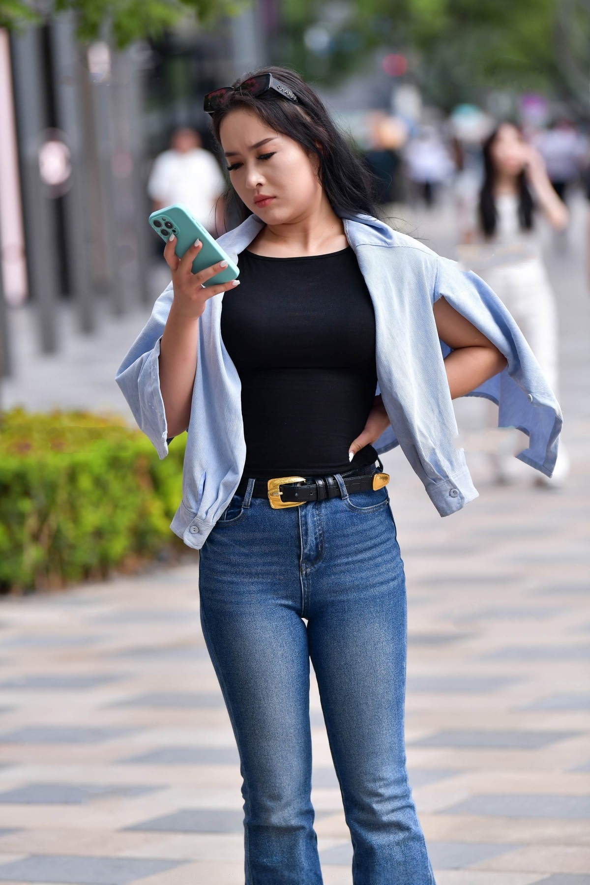 紧身黑衫牛仔裤美女