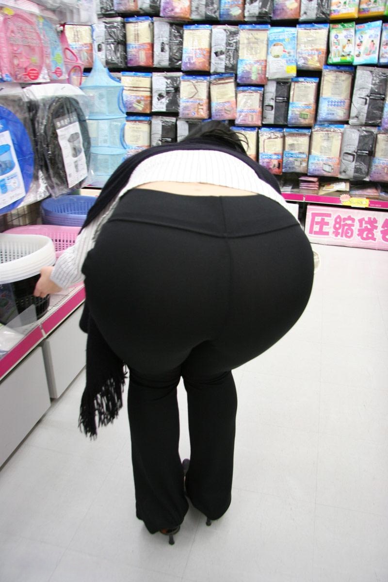 超市里的黑色紧身裤少妇4（7P）