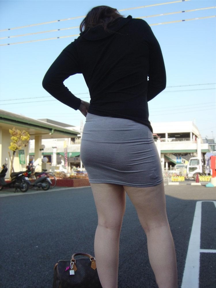 日本少妇灰色紧身包臀裙1(6P)