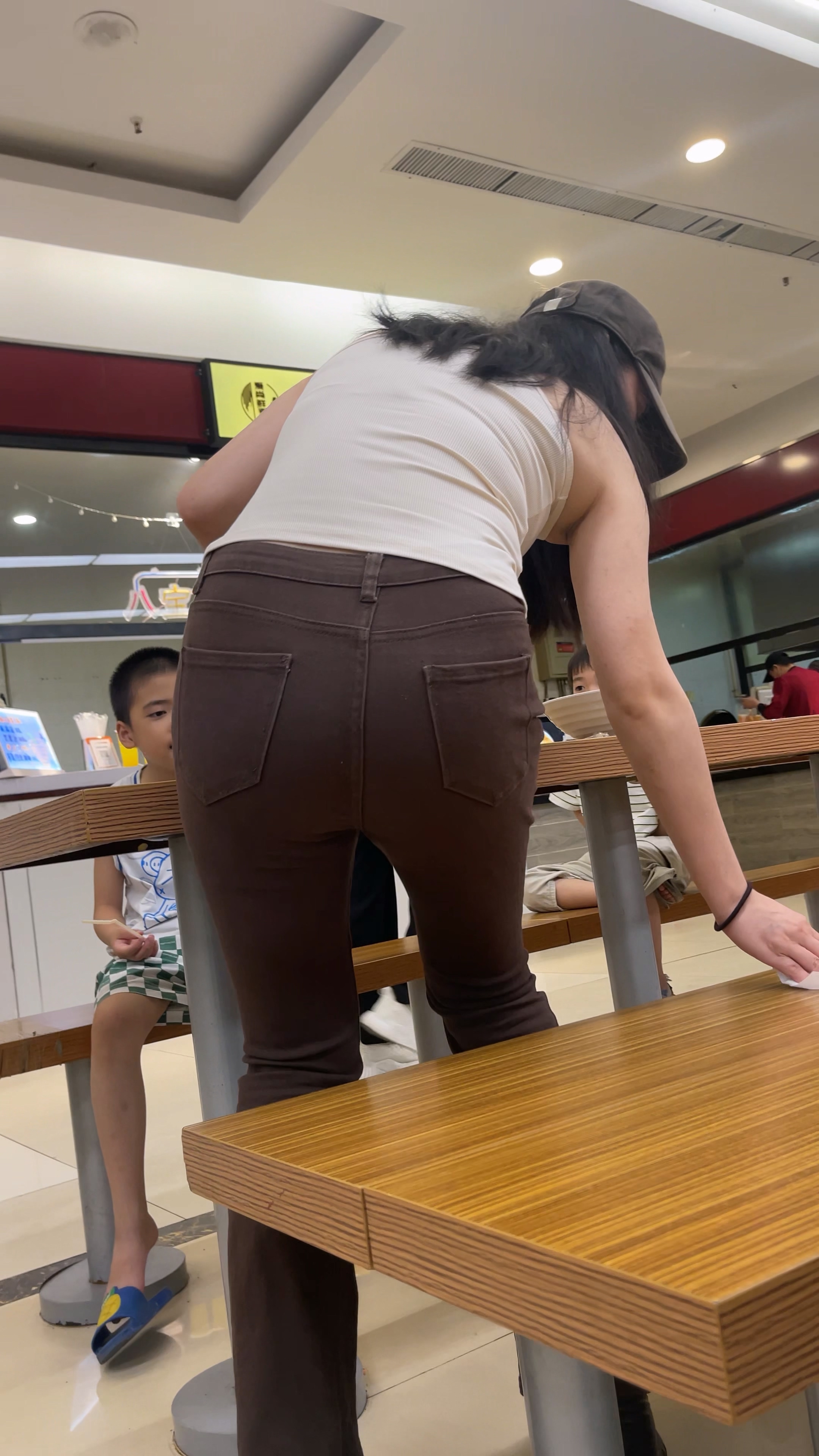 【悟空原创】超市里的翘臀紧身牛仔裤美食城里的棕色牛仔裤巨臀【971M/MP4】