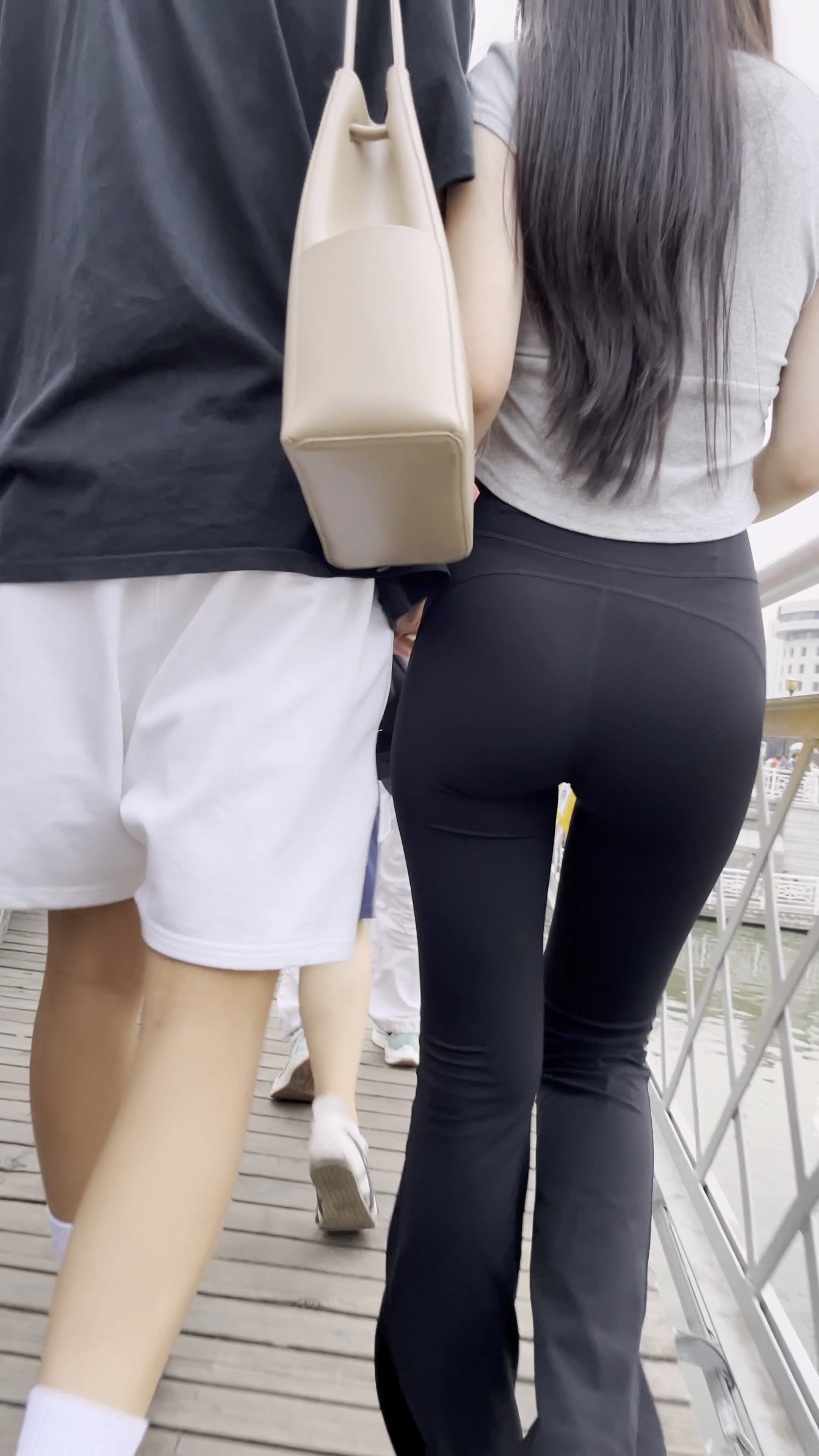 街拍细腰圆屯紧身裤MM【2.19G/MP4】