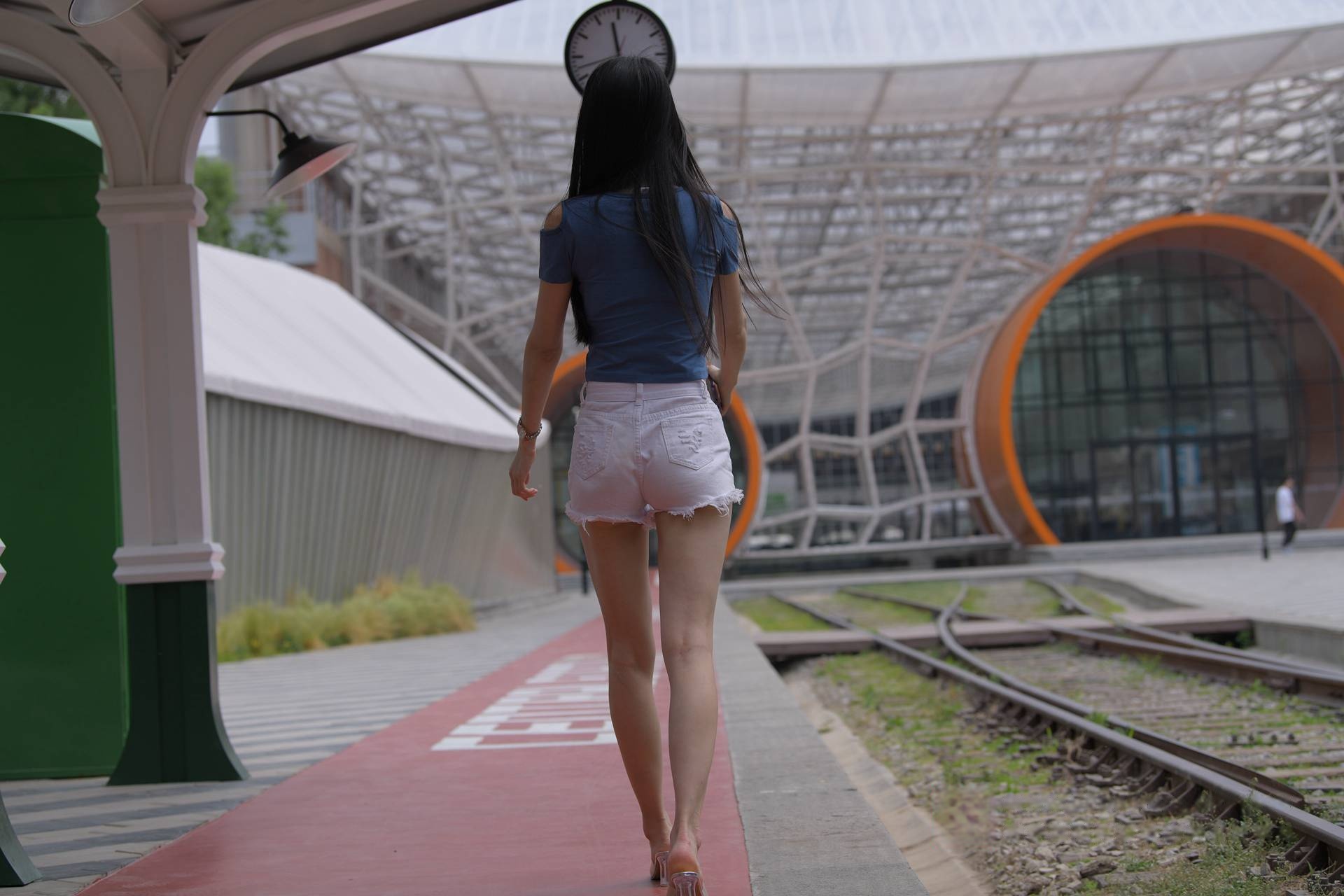 白色热裤美女MJ3469