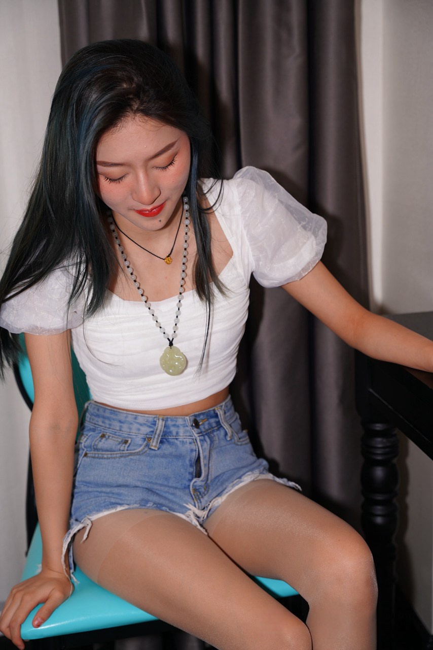 热裤肉丝小妹【套图+视频】