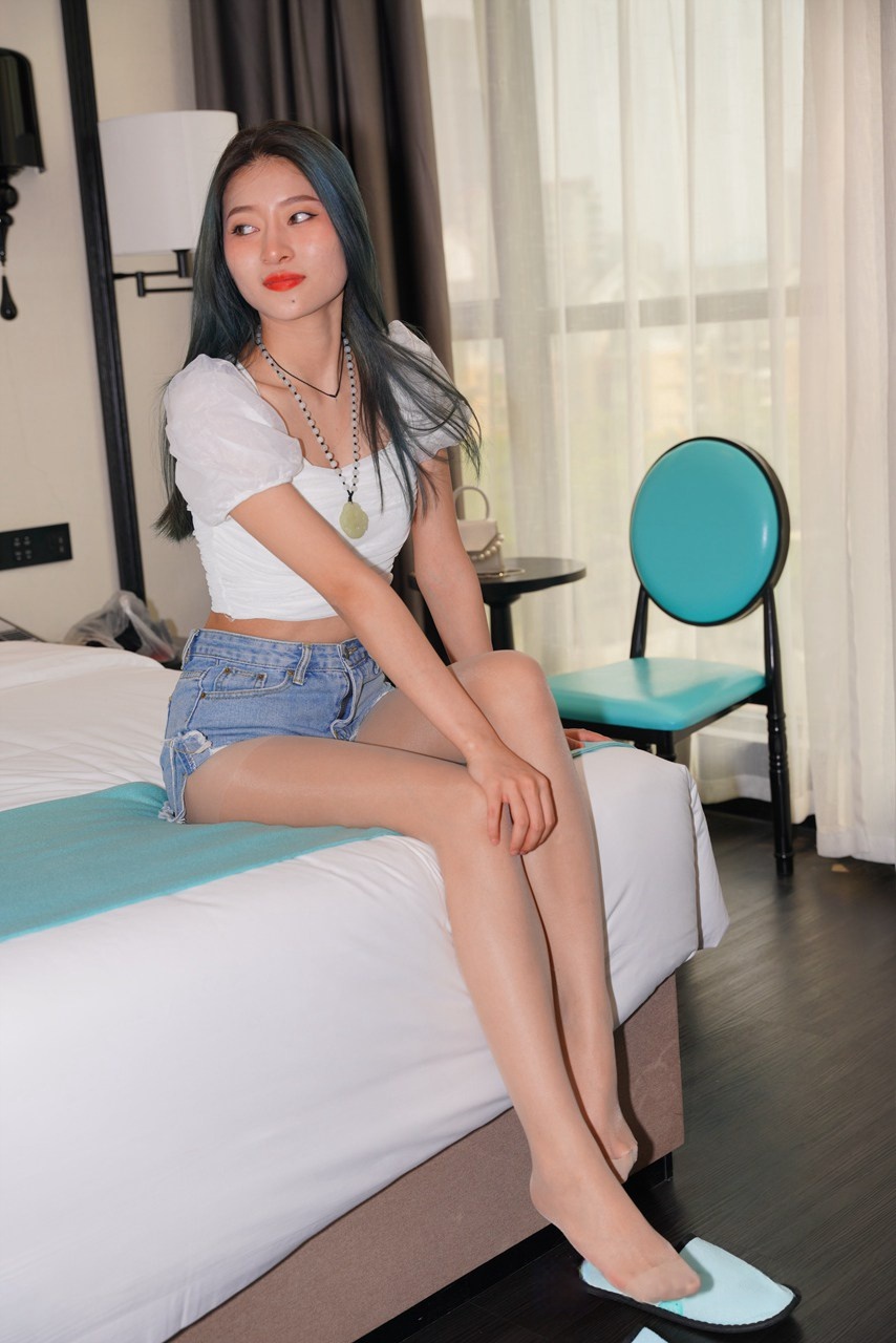热裤肉丝小妹【套图+视频】
