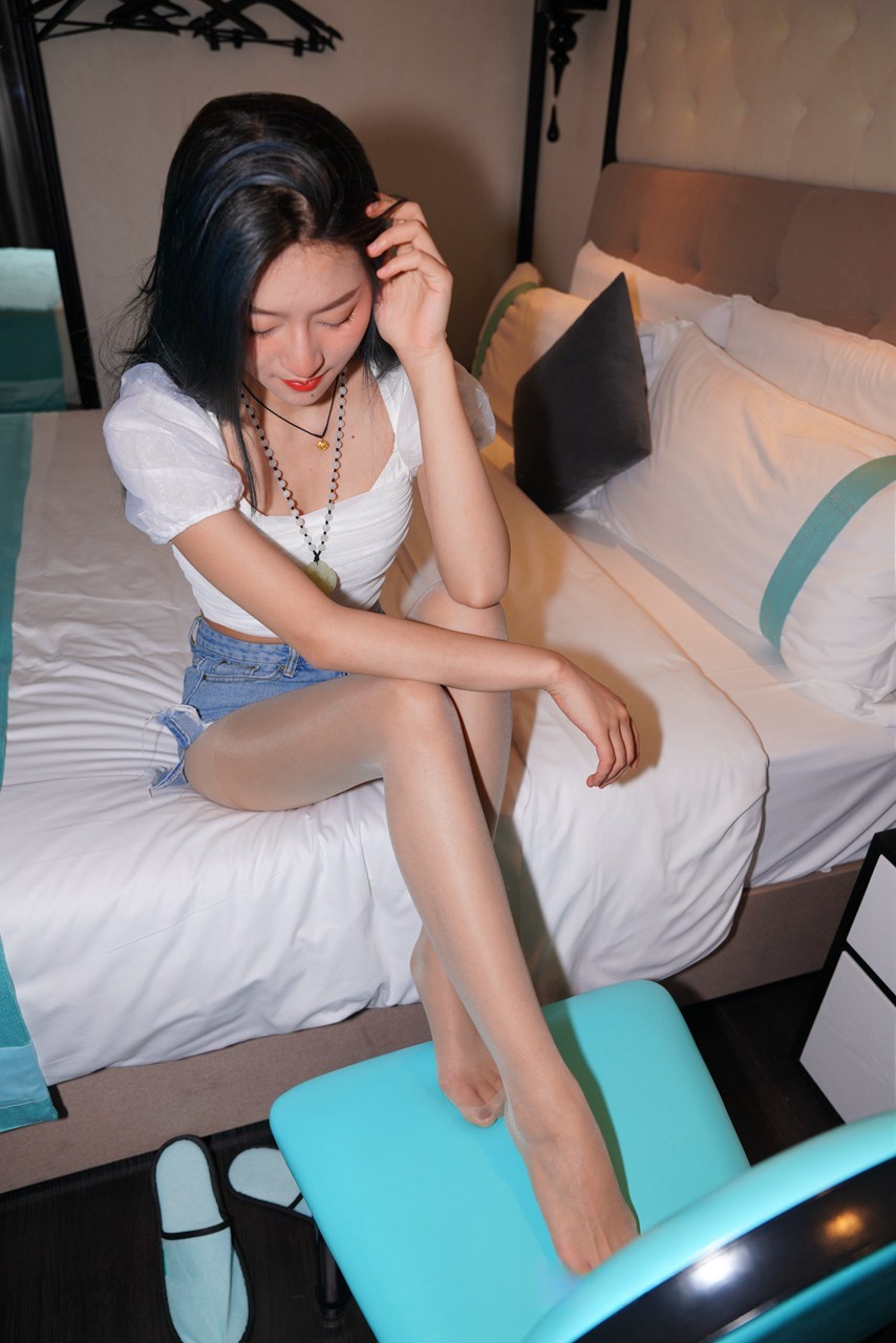 热裤肉丝小妹【套图+视频】