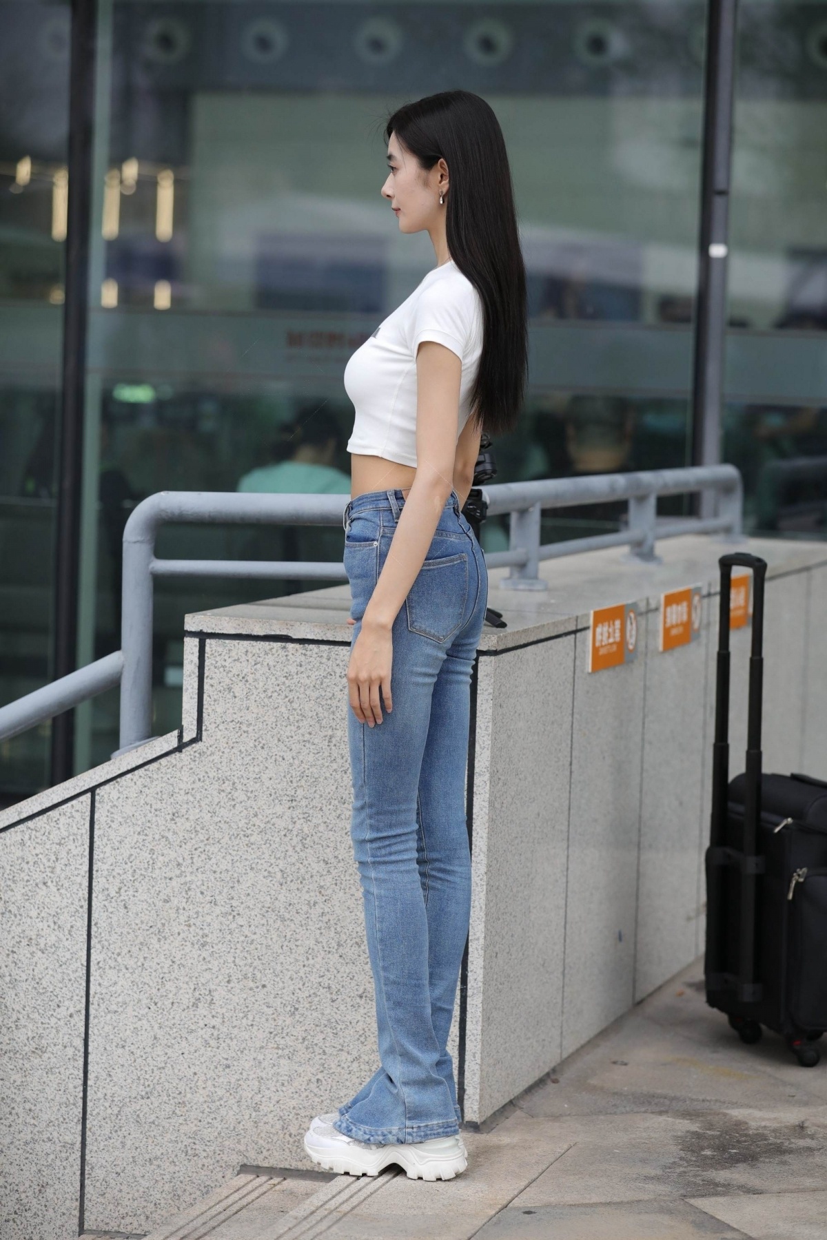 高挑苗条的牛仔美腿美眉(8P)