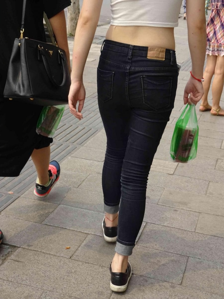 街拍白色T衫，低腰蓝牛肉肉肥白大PP妹子[31P]