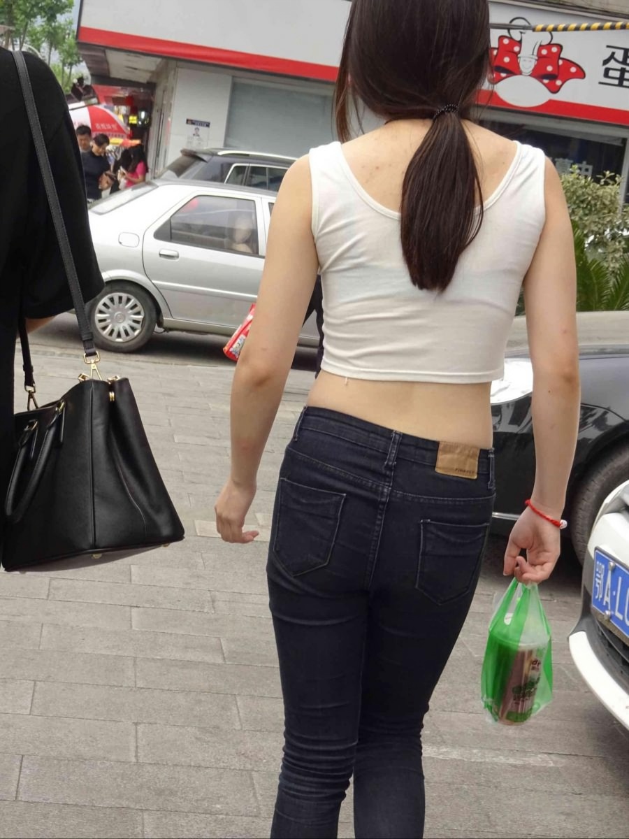 街拍白色T衫，低腰蓝牛肉肉肥白大PP妹子[31P]