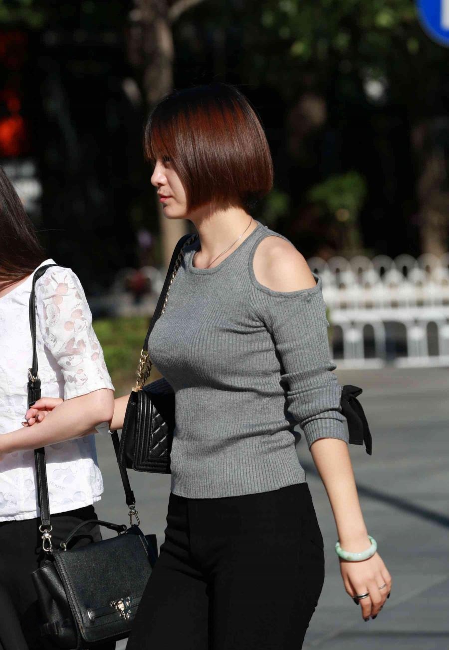 街拍汹涌澎湃的黑色紧身薄裤丰满白皙美少妇[16P]